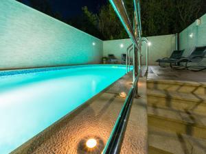 Der Swimmingpool an oder in der Nähe von Apartments Alin