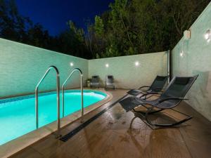 Der Swimmingpool an oder in der Nähe von Apartments Alin