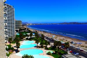 uitzicht op het strand vanaf het balkon van een resort bij Peñuelas Club in Coquimbo