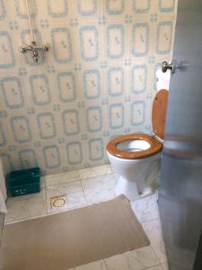 A bathroom at Sumanguru Guest House- GATEWAY TO THE AIRPORT
