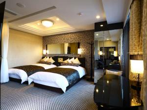 a hotel room with two beds and a mirror at APA Hotel Yamanote Otsuka Ekimae Tower in Tokyo