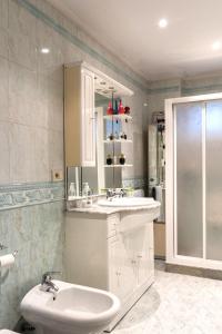 A bathroom at Casa Porto, con Garaje