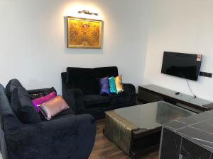 TV a/nebo společenská místnost v ubytování Home Suhaila