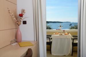 ポレッチにあるブティック ホテル マウロの海の景色を望むテーブル付きの客室です。