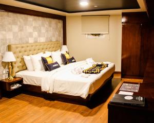 um quarto com uma cama grande e uma mesa em Doulos Phos The Ship Hotel em Lagoi
