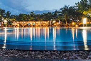 בריכת השחייה שנמצאת ב-Lotus Muine Resort & Spa או באזור