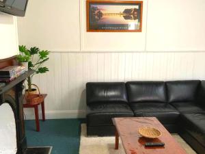 A seating area at Meraki House Wangaratta CBD Location