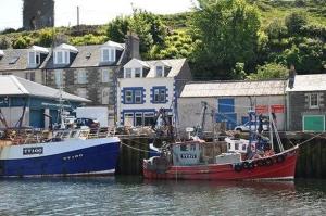 zwei Boote sind an einem Dock im Wasser angedockt in der Unterkunft Struan House B&B in Tarbert