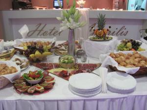 un buffet de nourriture sur une table avec des assiettes de nourriture dans l'établissement Hotel Amarilis, à Netretić