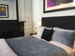 
A bed or beds in a room at Art Hotel on York
