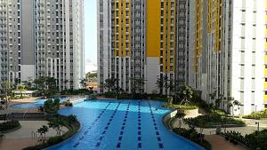 Apartemen The Springlake Summarecon Bekasi by Aparian tesisinde veya buraya yakın yüzme havuzu