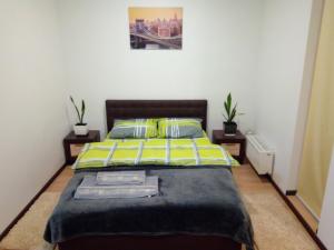 a bedroom with a bed with yellow and green sheets at Excellent Studio Apartaments in a Secure Residential Complex Comfort Town КТ-01 in Kyiv