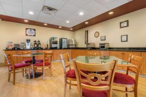 Reštaurácia alebo iné gastronomické zariadenie v ubytovaní MainStay Suites Grantville