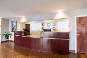 vestíbulo de una oficina dental con recepción en Comfort Inn Blackshear Hwy 84, en Blackshear