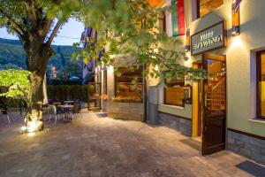 un edificio con un albero di fronte a un ristorante di Hotel Villa Boyana - Free Parking a Sofia