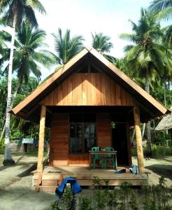 a small wooden house with a table in front of it at Famangkor Homestay in Yennanas Besir