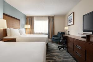 Televisi dan/atau pusat hiburan di Travelodge by Wyndham Calgary South