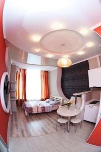 - une chambre avec un lit et une table dans l'établissement Fransuaza Apartments, à Odessa
