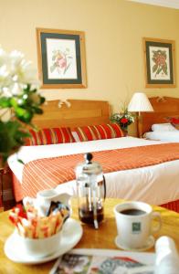 Uma cama ou camas num quarto em Clonakilty Park Hotel