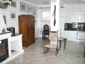 een woonkamer met een open haard en een tafel en stoelen bij Haus mit Pool und Meerblick Altea in Altea +12 foto's