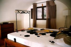 - une chambre avec un lit et une couette noire et blanche dans l'établissement Center Street Apartment, à Catane