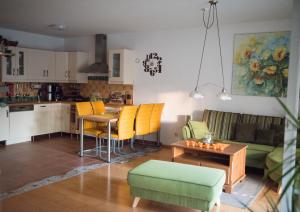 eine Küche und ein Wohnzimmer mit einem Sofa und einem Tisch in der Unterkunft Schmitzbergergut in Braunau am Inn