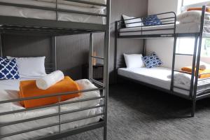 Postel nebo postele na pokoji v ubytování Starfall Lodge