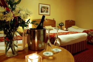 Uma cama ou camas num quarto em Clonakilty Park Hotel