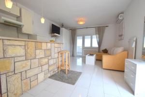 uma cozinha e uma sala de estar com um sofá em Apartment Buza em Malinska