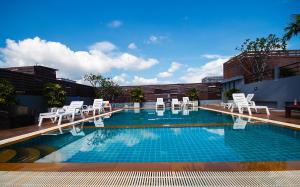 Bazén v ubytování Platinum Hotel and Apartments nebo v jeho okolí