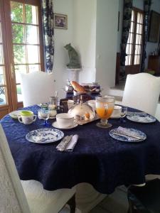 una mesa con un mantel azul con comida. en Roubies, en Mons
