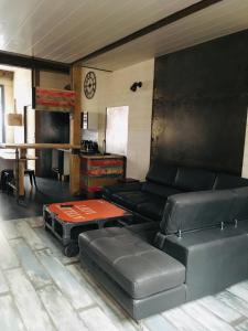 ein Wohnzimmer mit einem Sofa und einem Tisch in der Unterkunft La Rénovée d’Antan in Avallon