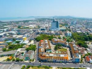 Nespecifikovaný výhled na destinaci Phuket nebo výhled na město při pohledu z hotelu