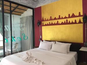 a bedroom with a bed with a painting on the wall at Home Ayutthaya in Phra Nakhon Si Ayutthaya