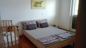 a small bedroom with a bed with a window at Gabriela in Nin