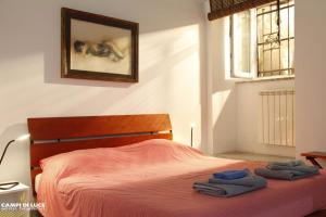 ローマにあるOrange Tree Houseのベッドルーム1室(ベッド1台、タオル2枚付)