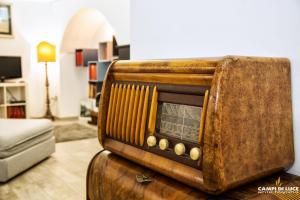 una vecchia radio seduta su un tavolo in soggiorno di Orange Tree House a Roma
