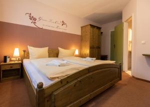 Postel nebo postele na pokoji v ubytování Waldgasthof & Hotel Am Sauwald