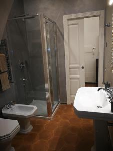 a bathroom with a shower and a sink and a toilet at Domus Festina Lente in Orvieto