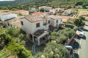 - une vue aérienne sur une maison dans un village dans l'établissement villa i ginepri, à Budoni