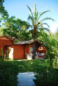 ein Haus mit einer Palme davor in der Unterkunft Soller Garden in Port de Sóller