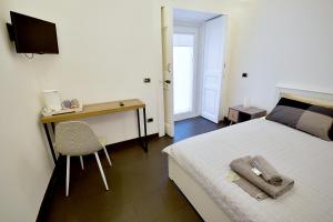una camera da letto con un letto, una scrivania e una sedia di Di affreschi e volte a Napoli