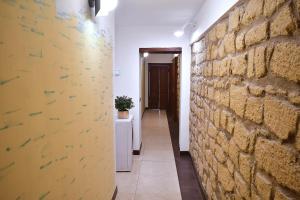 un corridoio con muro di mattoni e un corridoio con porta di Di affreschi e volte a Napoli