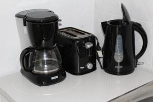 eine Arbeitsplatte mit einer Kaffeemaschine und einem Mixer in der Unterkunft Königs Wusterhausen, Grünheide, Senzig in Königs Wusterhausen