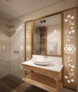 W łazience znajduje się umywalka i lustro. w obiekcie KRYWAŃ RESIDENCE - stylowe apartamenty najwyższe opinie gości w mieście Białka Tatrzanska