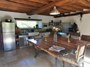 Kuchyň nebo kuchyňský kout v ubytování Domaine LVD avec SPA, bois et rivière privée