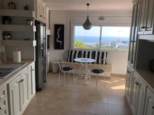 Virtuve vai virtuves zona naktsmītnē HOUSE WITH AMAZING VIEWS , OVERLOOKING THE FESTIVAL TOWN OF SITGES