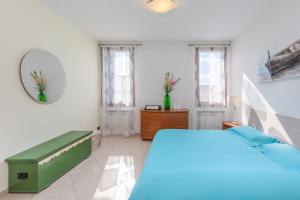 - une chambre avec un lit, un miroir et des fenêtres dans l'établissement Most convenient apartment in Venice, à Venise