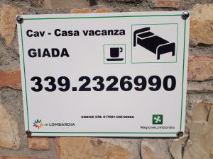 Gussago的住宿－Giada，墙上的一个标牌,上面写着汽车加扎卡比亚