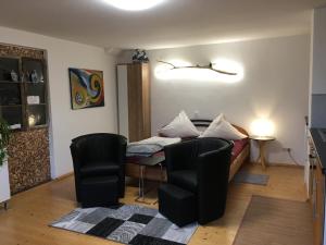 sala de estar con mesa y 2 sillas en Ferienhaus Langer, en Bad Endorf